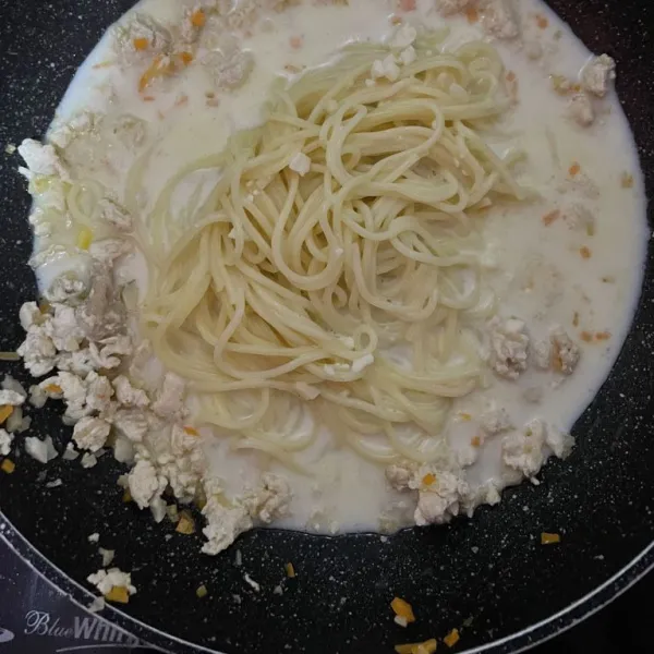 Tambahkan ayam, susu, telur, spaghetti dan wortel masak hingga ayam matang.