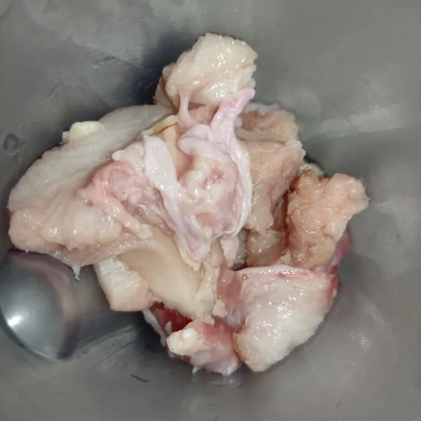 Blender daging ayam sampai halus.