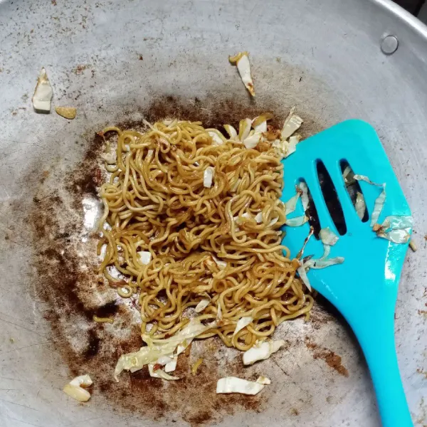Masukkan mie. Bumbui dengan garam, kaldu bubuk, lada bubuk dan kecap manis. Aduk sampai tercampur rata. Cek rasa. Angkat.