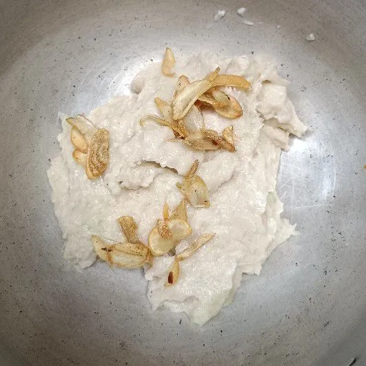 Chopper ayam dan udang hingga halus. Masukkan semua sisa bahan. Aduk rata. Goreng sedikit adonan untuk tes rasa.