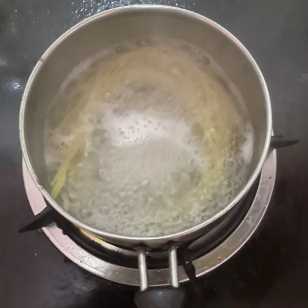 Rebus spaghetti selama 8 menit.
