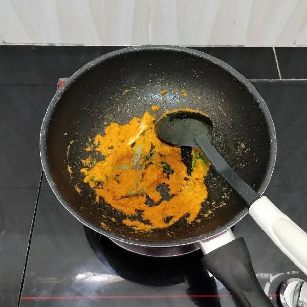 Panaskan minyak secukupnya. Tumis bumbu halus, serai, daun jeruk, lengkuas, dan daun salam hingga bumbu matang.