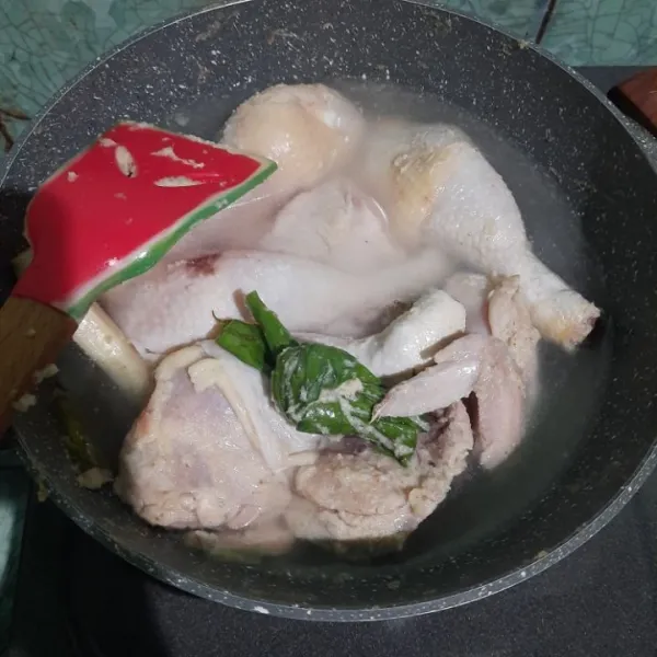 Tambahkan air kelapa, garam, dan kaldu ayam.