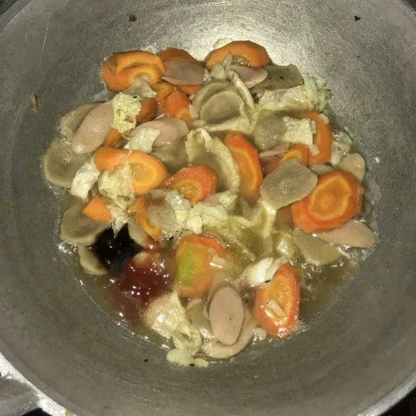 Tambahkan saus tiram, saus tomat, lada, garam, dan gula, lalu aduk rata. Tunggu sampai matang dan siap disajikan