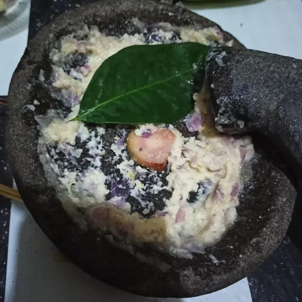 Siapkan bumbu halus, haluskan.