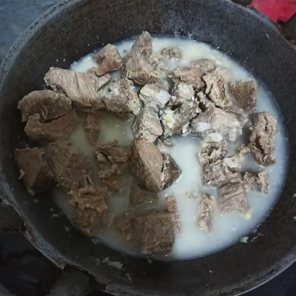 Masukkan air dan daging sapi.