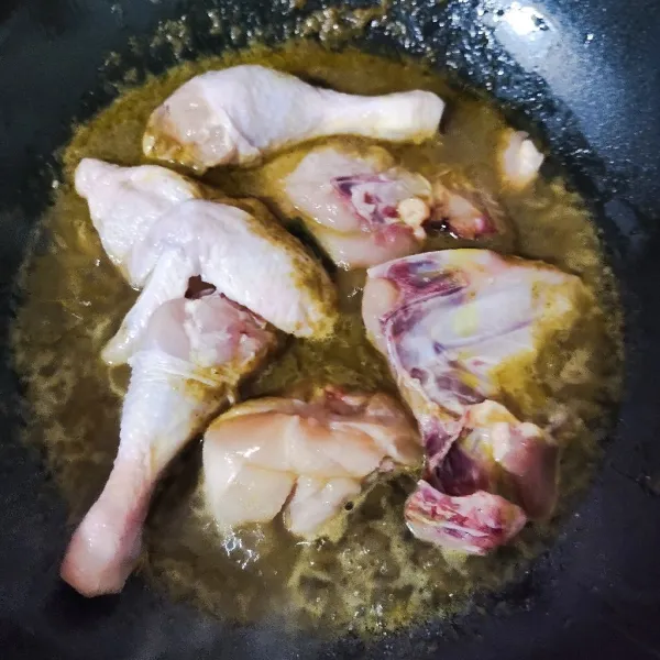 Masukkan ayam, aduk merata dan masak hingga ayam berubah warna.