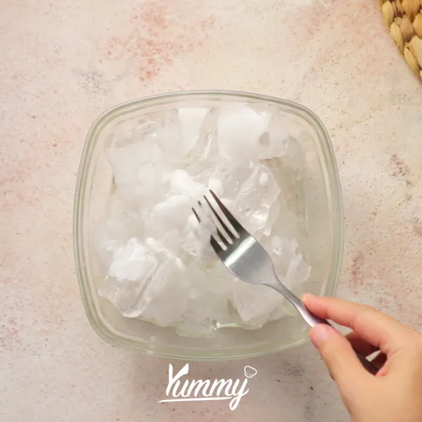 Setelah jelly mengeras angkat dan tiriskan