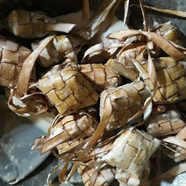 Masak sampai santan mengering.