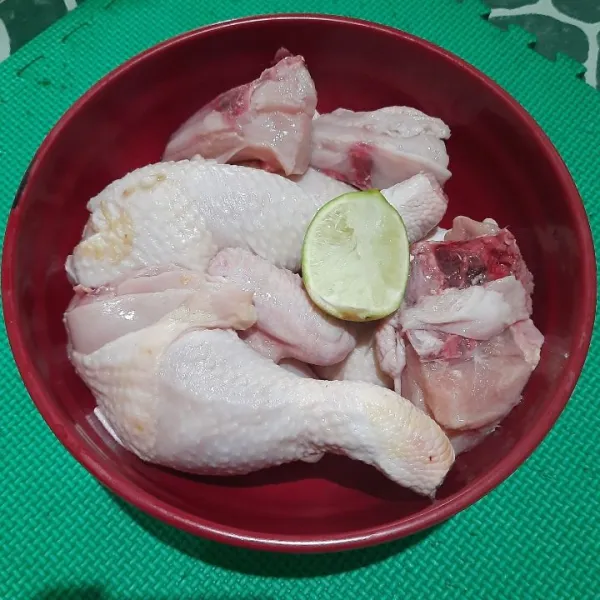 Lumuri ayam dengan jeruk nipis, diamkan 10 menit lalu cuci bersih.