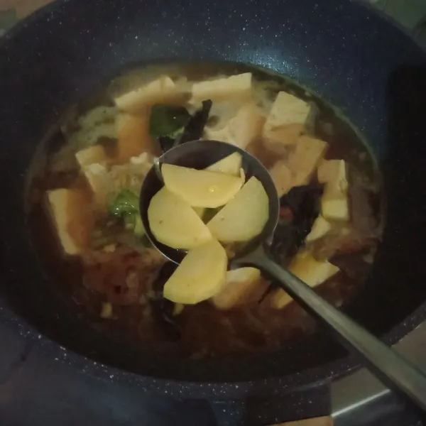 Masukkan kentang dan masak hingga matang.