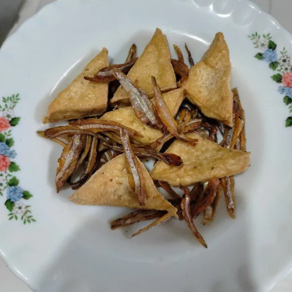 Letakkan bada dan tahu di atas piring saji.