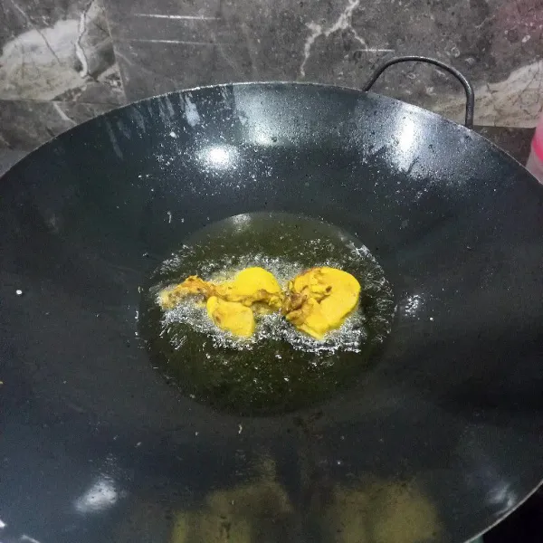Goreng ayam, lalu suwir-suwir.
