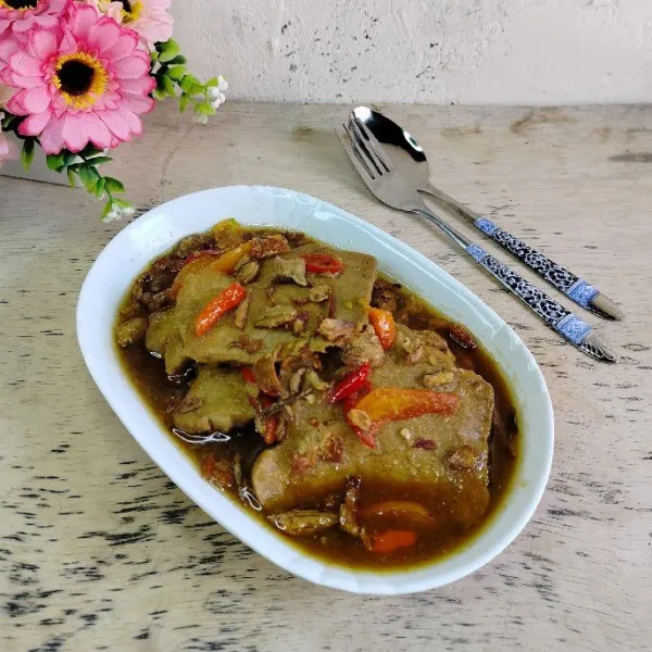 Tuang semur ke dalam mangkuk. Taburi bawang goreng dan siap di sajikan.