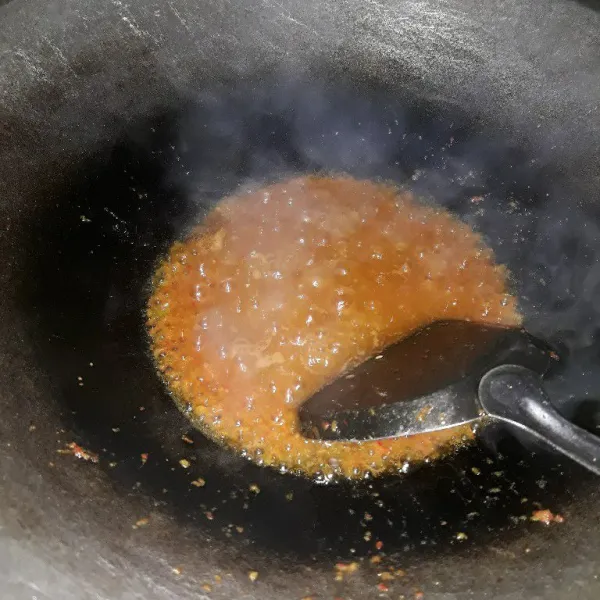 Haluskan bumbu lalu tumis bawang merah sampai wangi. Masukkan bumbu halus. Tambahkan garam, kaldu, lada, saus sambal, dan kecap manis. Kemudian masukkan kol dan telur. Aduk rata semuanya.