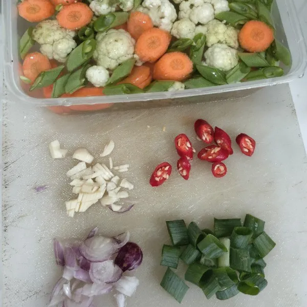 Cuci bersih sayur, iris bahan lainnya.