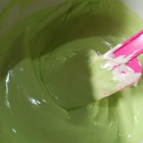 Kemudian masukkan tepung terigu, vanili bubuk, krimer, dan tepung maizena dengan diayak dulu, mixer. Kemudian masukkan mentega cair, pasta pandan, aduk balik.