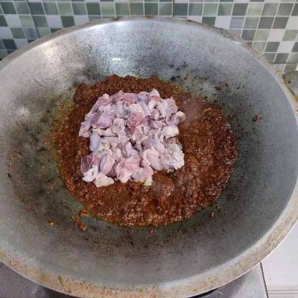 Masukkan daging kambing, tumis sebentar hingga berubah warna.