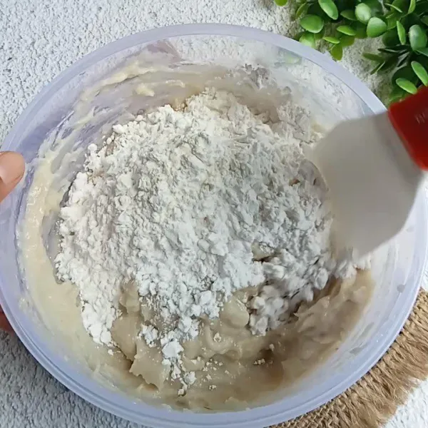 Tambahkan tepung sagu, lalu aduk rata.