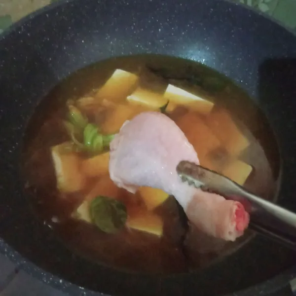 Masukkan ayam dan tahu.