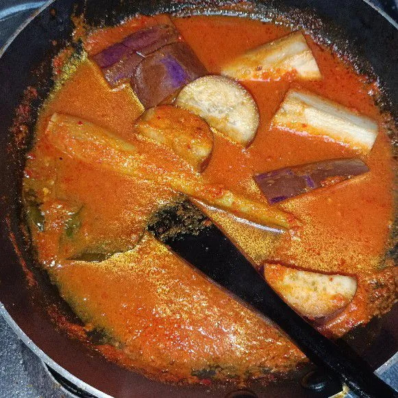 Masak hingga terong empuk dan bumbu meresap ke dalam terong.