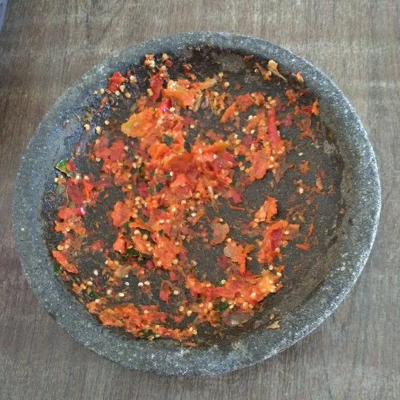 Uleg cabe, bawang merah, bawang putih, kencur, dan daun jeruk.