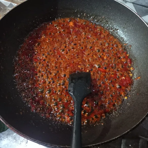 Tuang air asam jawa, masukkan gula merah, gula pasir dan garam, aduk rata masak sampai berkaramel.
