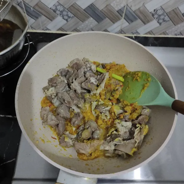 Masukkan potongan daging kedalam tumisan bumbu aduk rata