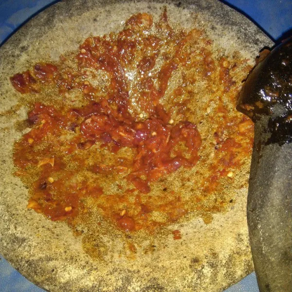 Haluskan semua bahan bumbu halus menggunakan ulekan.