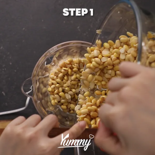 Masukkan kacang kedelai yang telah direndam semalaman ke dalam blender, tambahkan 750 ml air kemudian blender hingga halus.