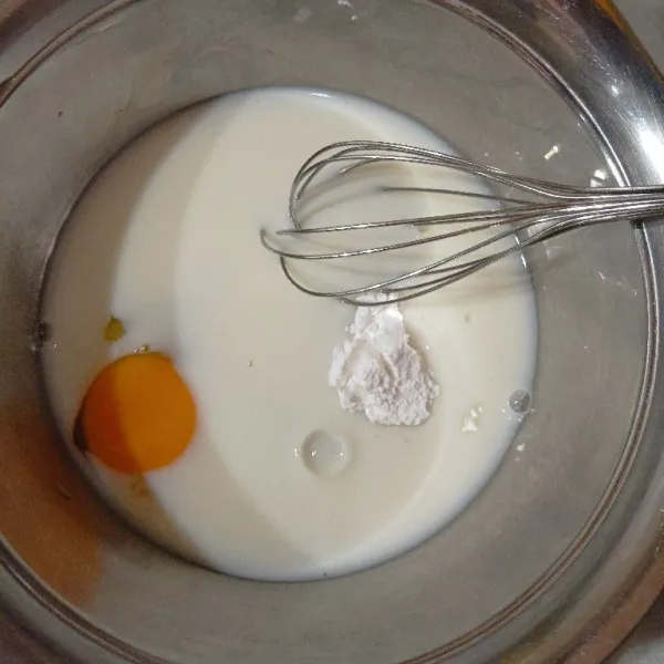 Campur susu, telur dan gula, aduk cepat sampai gula agak larut.