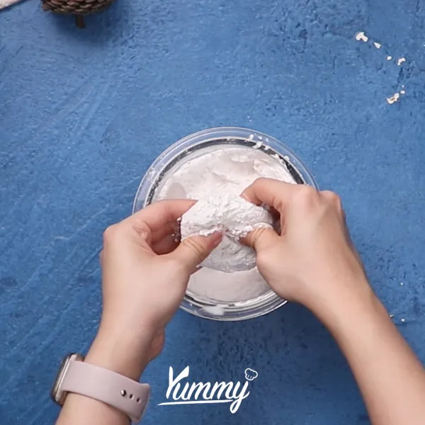 Balurkan adonan dengan sisa tepung tapioka, istirahatkan 10 menit sebelum digoreng agar tepung lebih menempel.