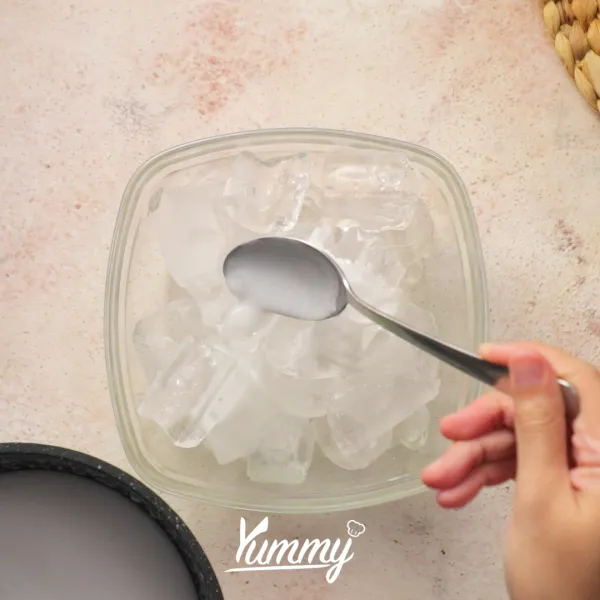 Siapkan es batu di wadah, tuang perlahan jelly yang sudah di rebus ke wadah es batu sedikit demi sedikit membentuk seperti buah kelapa.