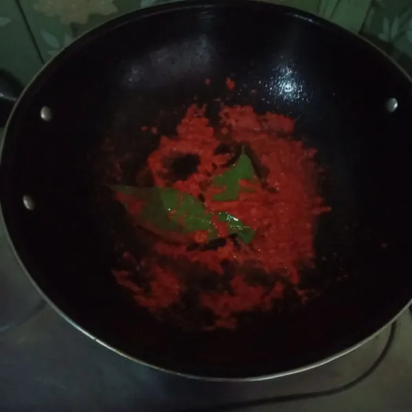 Haluskan bumbu kemudian tumis hingga harum. Masukkan daun salam dan lengkuas, tumis kembali.
