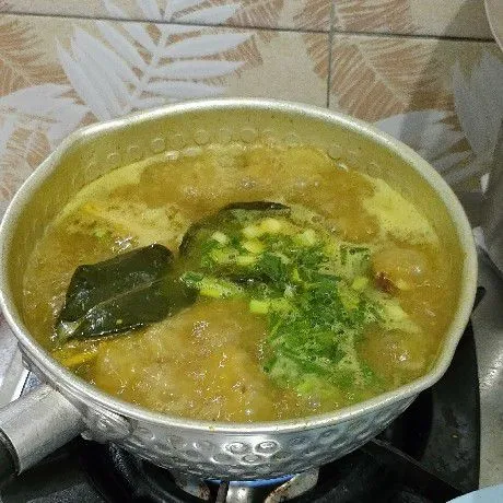 Masukkan garam, lada bubuk, dan kaldu bubuk. Masak sampai mendidih lalu masukkan daun bawang