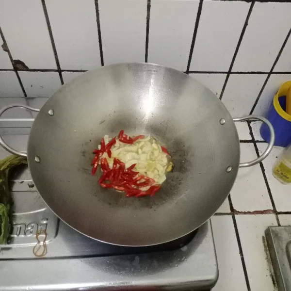 Tumis bawang putih dan bawang bombai hingga harum. Masukan cabai iris, aduk rata