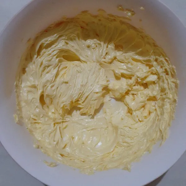Dalam wadah, mixer dengan kecepatan paling rendah margarin dan butter sampai lunak aja, sebentar.