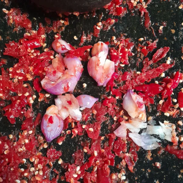 Tambahkan bawang merah giling lagi sampai halus.