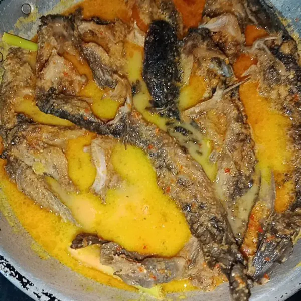 Masukkan lele, masak sampai bumbu meresap lalu koreksi rasa. Jika sudah matang, angkat dan sajikan