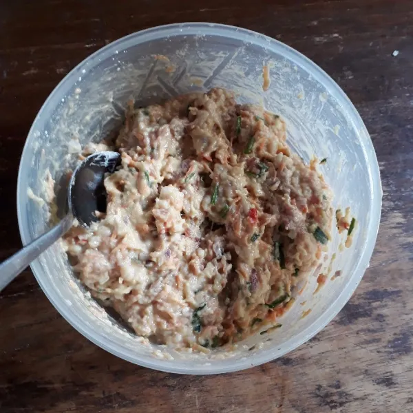 Campurkan daging babi dan semua sisa bahan, aduk hingga rata.