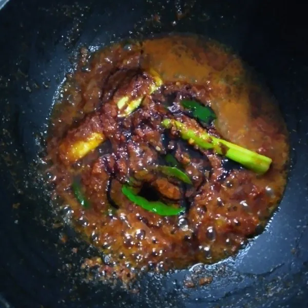 Tambahkan serai, daun jeruk, penyedap rasa, dan kecap. Masak sampai tercampur dan matang.