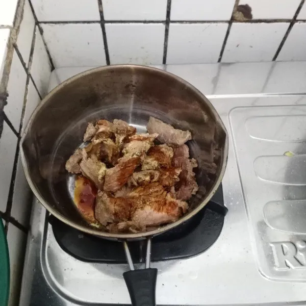 Campur daging sapi, kecap asin, kecap manis, merica, dan kaldu bubuk. Aduk rata, marinasi selama 1 jam di kulkas
