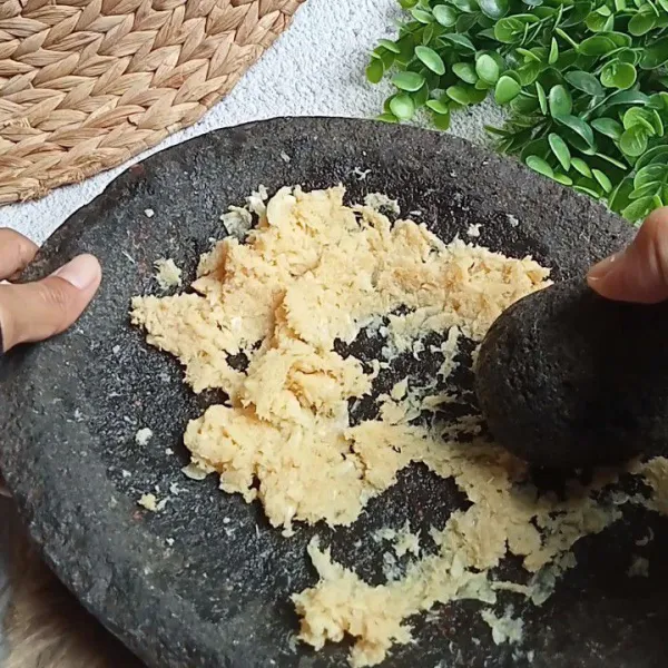 Haluskan bumbu (bawang putih dan ebi).