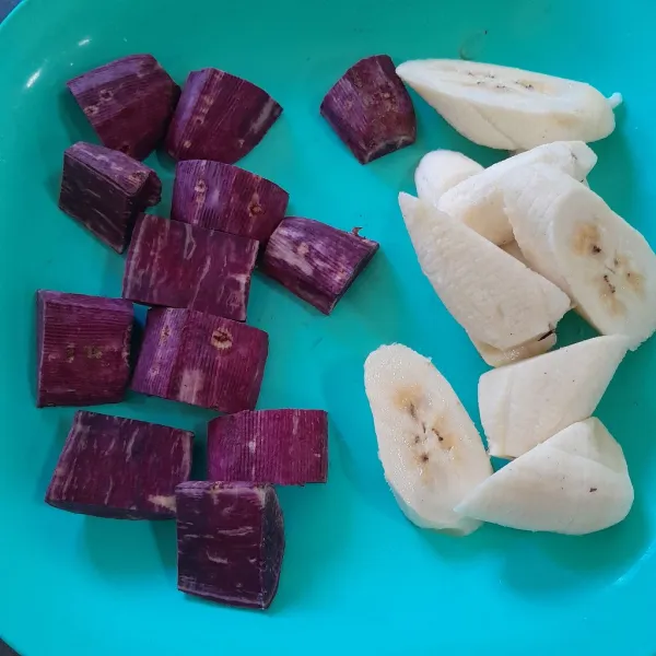 Potong-potong ubi ungu dan pisang.