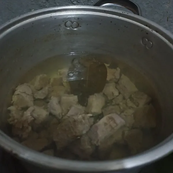 Rebus daging sapi dengan 600 ml air, dengan metode 5-30-7 menit. Beri selembar daun salam. Kemudian tiriskan.