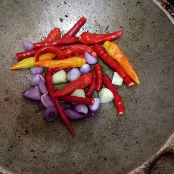 Tumis sebentar bawang merah, bawang putih, dan cabe agar mudah saat diuleg.
