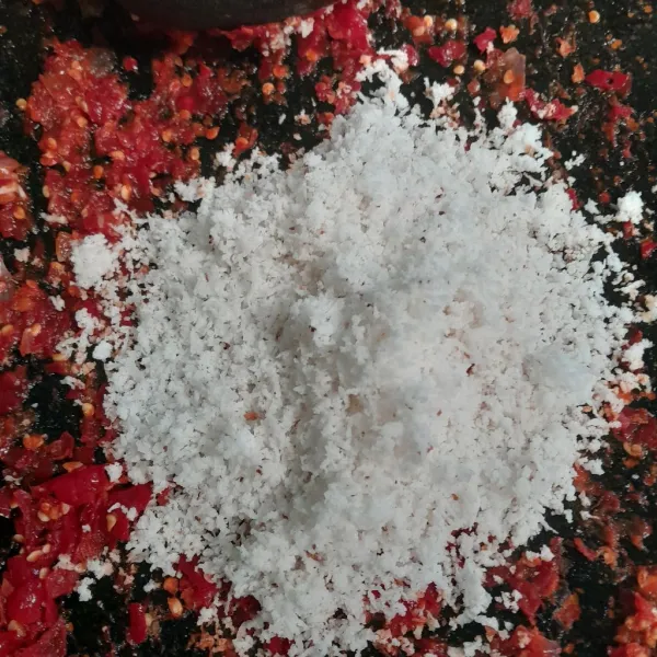 Tambahkan parutan kelapa, giling sebentar.