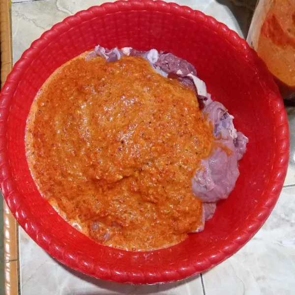 Masukkan bumbu halus ke dalam daging. Aduk rata sambil ditekan agar bumbu meresap ke daging.