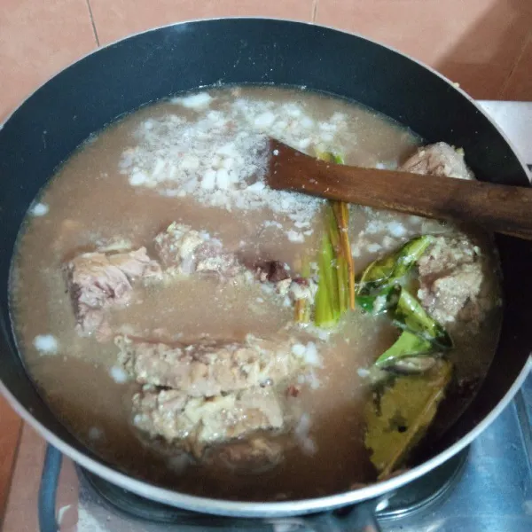 Masukkan air kaldu daging. Masak sampai mendidih.