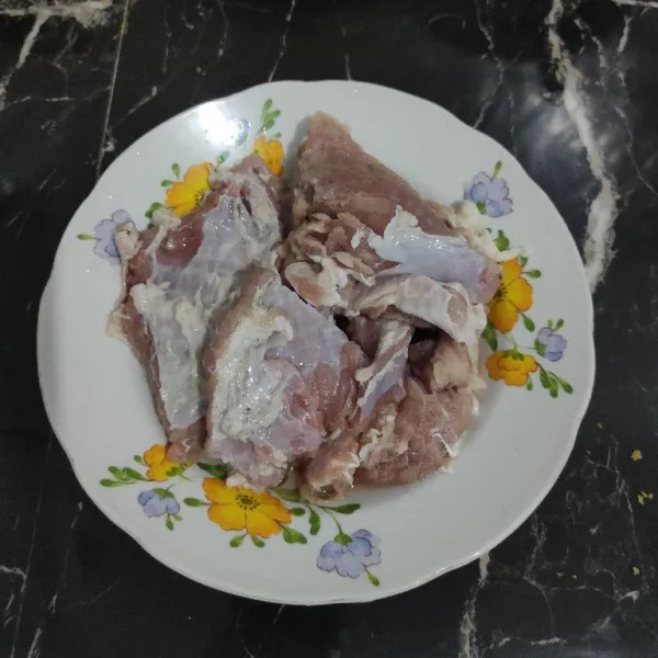 Bersihkan daging terlebih dahulu.